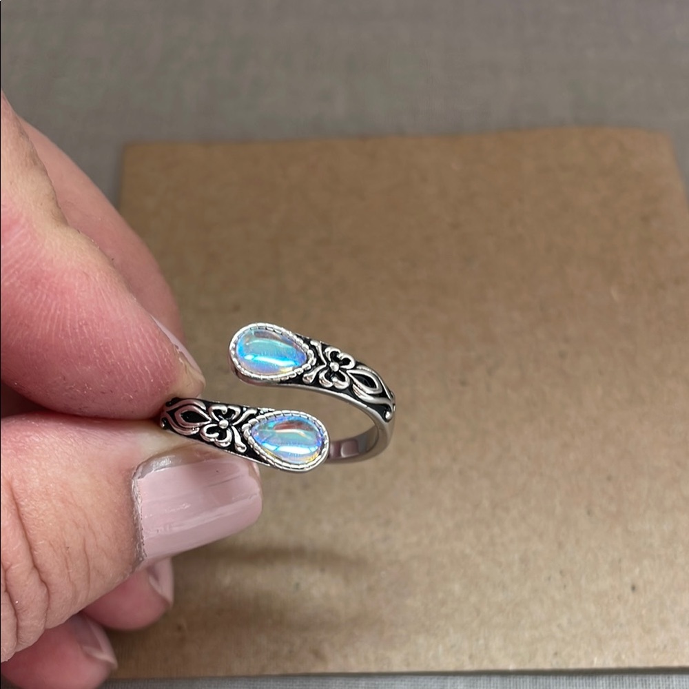 NWOT Silver Floral Ring with Iridescent Stones Size 7 - Picture 4 of 5